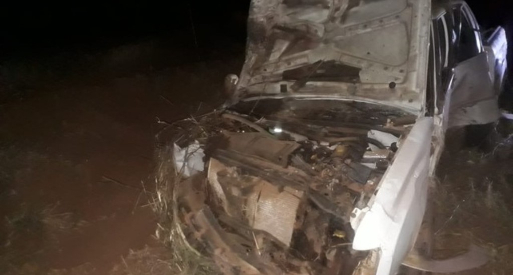 Mulher perde controle de caminhonete e cai em ribanceira em Poconé