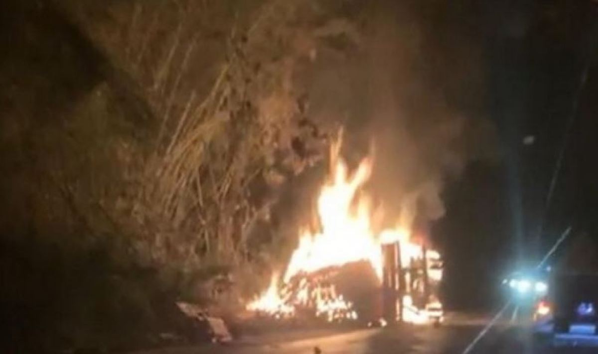 Cinco morrem e 10 ficam feridos após batida entre ônibus e carreta no sul da BA