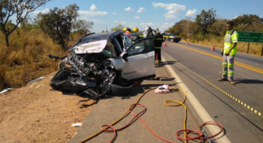 Quatro pessoas morrem em batida entre Jeep e carreta na BR-364