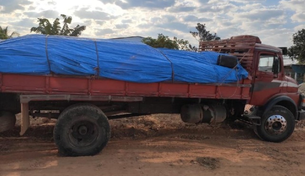 Caminhoneiros são presos ao transportarem madeira sem documentos em Comodoro