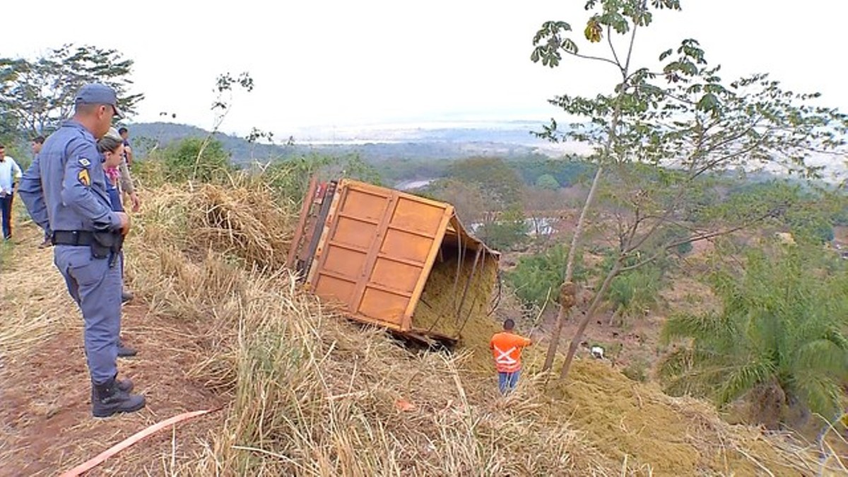 Motorista morre após ser arremessado de caminhão com sementes em Tangará da Serra