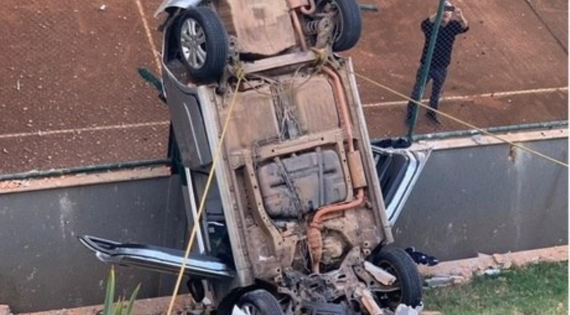 Motorista perde o controle e carro cai de altura de prédio de 3 andares