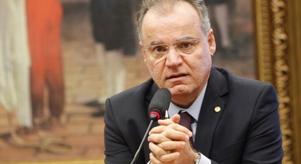 Fim da aposentadoria vitalícia para ex-governantes avança na Câmara