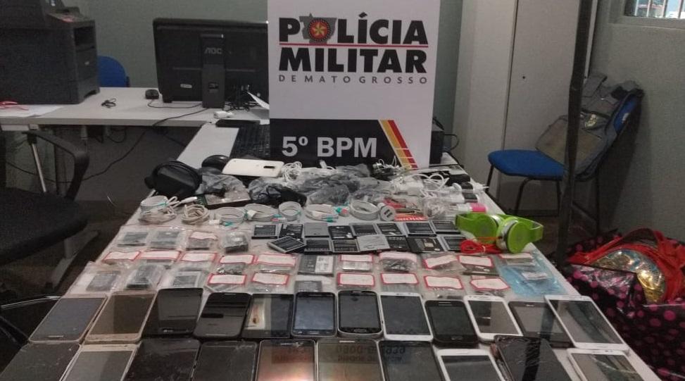 Homens são presos com 22 celulares durante abordagem em Rondonópolis