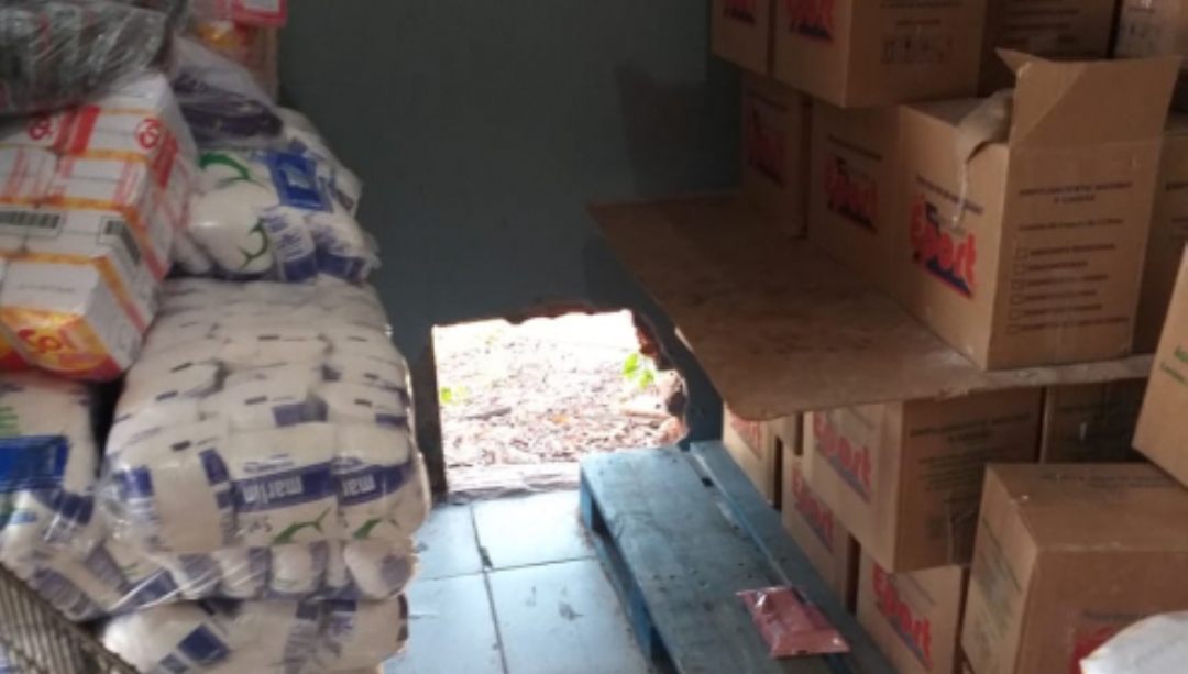 Ladrões quebram caixas em mercado e roubam 100 kg de carne em Cuiabá