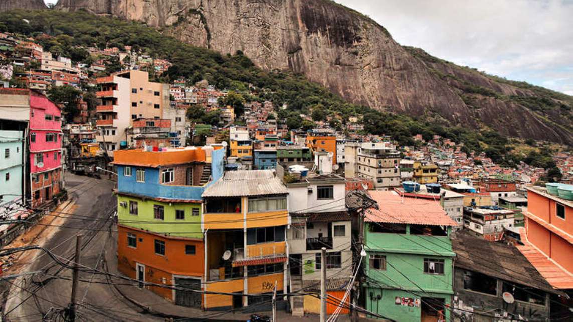 Bolsonaro sanciona lei que permite famílias pobres tirarem escritura sem ter o habite-se