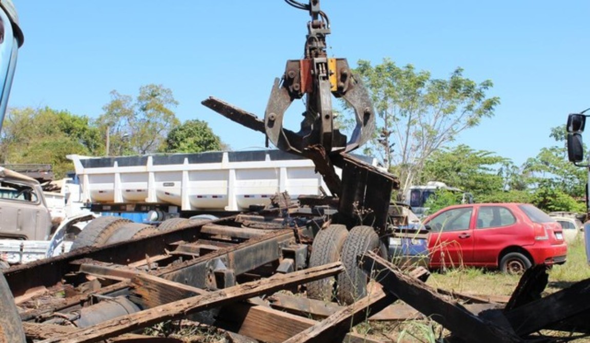 Detran e Polícia Civil iniciam operação para prensar 250 veículos em Cuiabá