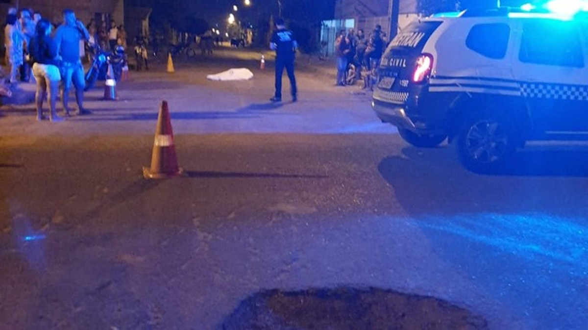 Motociclista se desequilibra ao cair em buraco, é arremessado por 30 metros e morre em Rondonópolis