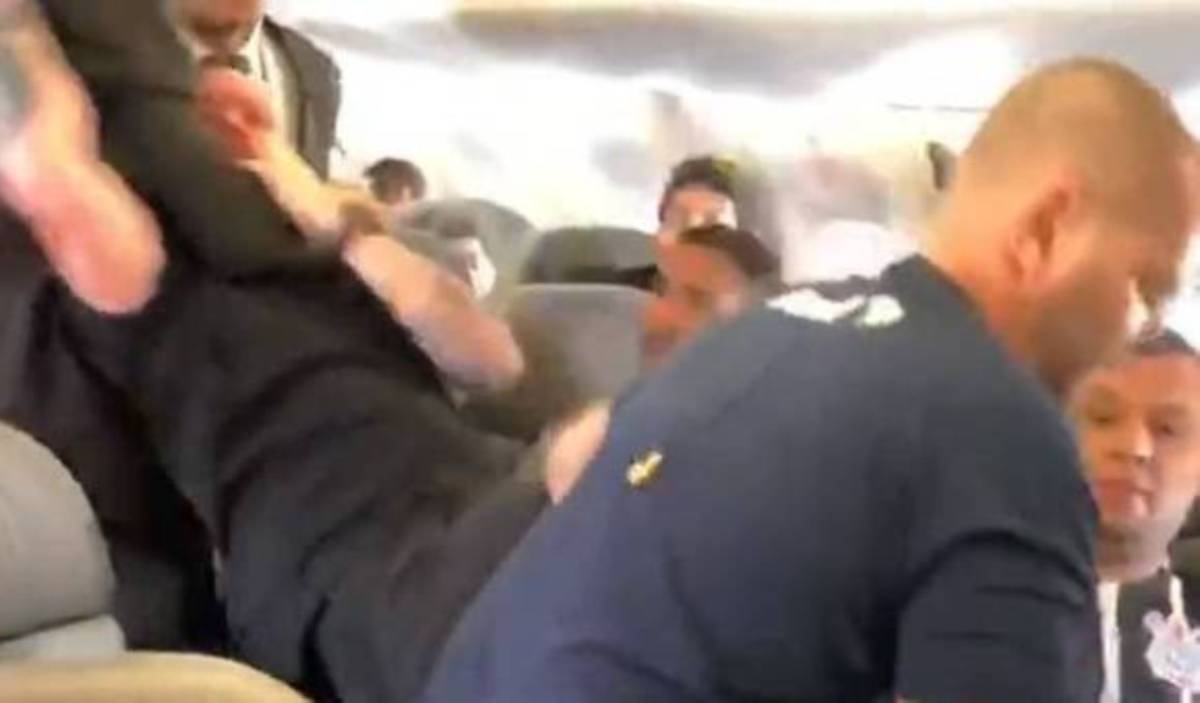 Passageiro é retirado à força de avião no Rio de Janeiro