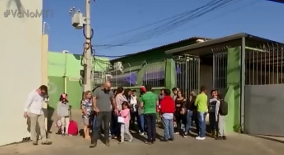 Pais e alunos fazem protesto e pedem fim da greve da educação em Cuiabá