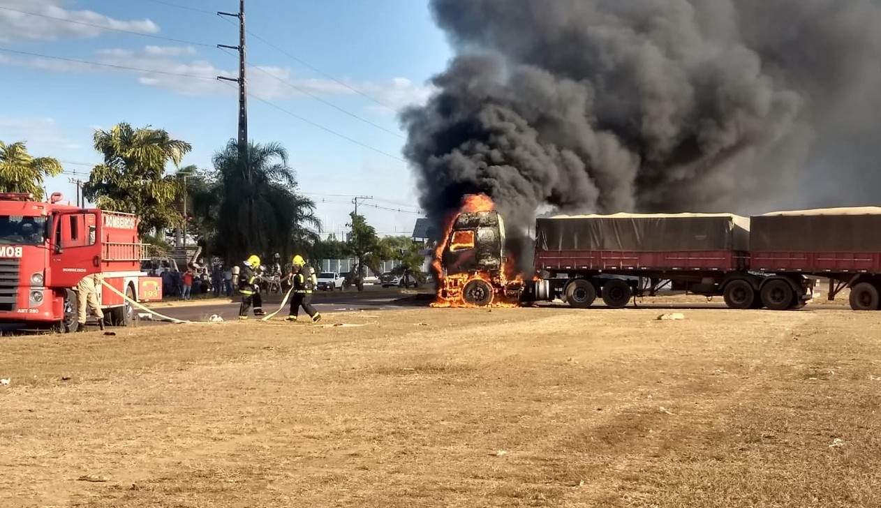 Carreta pega fogo enquanto motorista e mecânico faziam teste para descobrir problema do veículo em Sinop