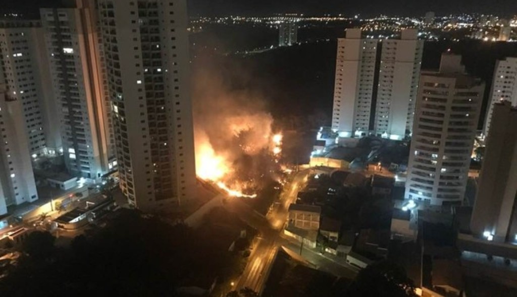 Incêndio em terreno atinge parte do Parque Mãe Bonifácia em Cuiabá