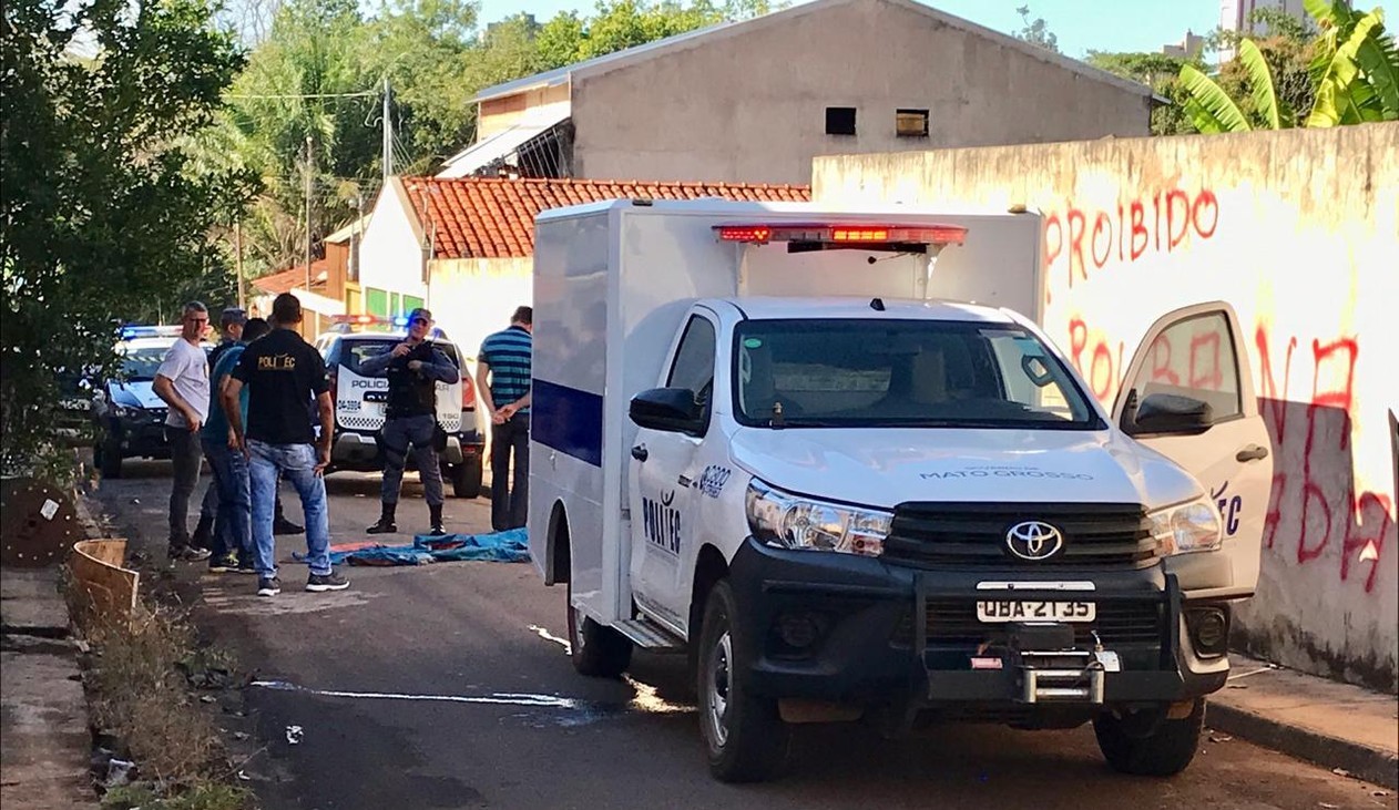 Homem é agredido, morto e tem corpo arrastado até calçada em Rondonópolis