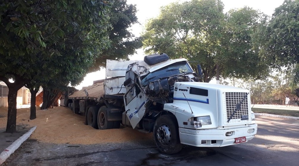 Motorista abandona carreta carregada de milho após bater em árvore em Rondonópolis