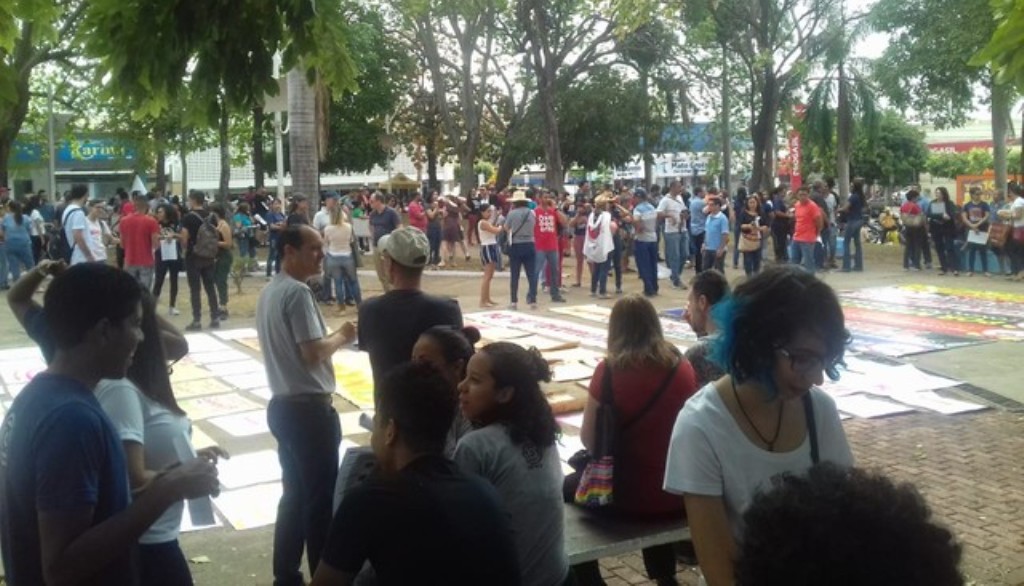 Manifestantes protestam em Rondonópolis contra cortes na Educação e reforma da Previdência