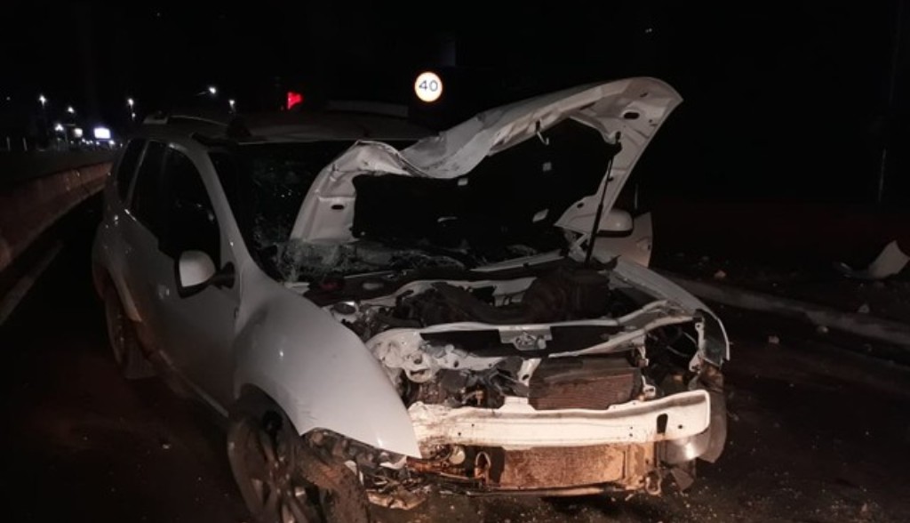 Mulher embriagada acerta carro em poste e filhos de 2 e 7 anos ficam feridos em Cuiabá