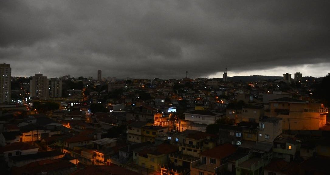 Fenômeno ótico que escureceu SP é uma das consequências das queimadas na Amazônia