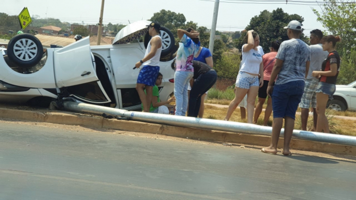 Motorista perde controle da direção e capota HB20 na saída para Chapada dos Guimarães