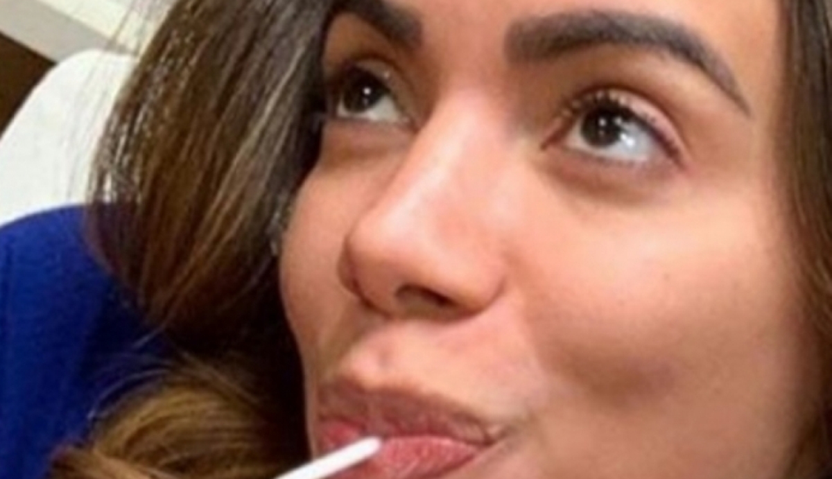 Anitta está usando um pirulito que emagrece
