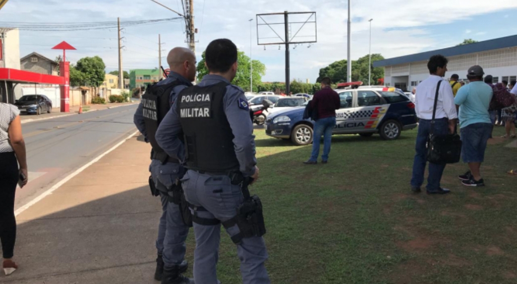Mulher ameaça se jogar de antena e é salva por militares em Pontes e Lacerda