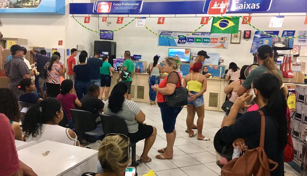 Consumidores lotam o Centro no primeiro dia da Liquidaqui
