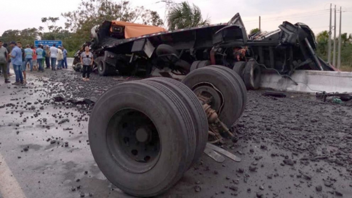 Motorista morre e dois ficam feridos após batida entre carretas em cima de ponte