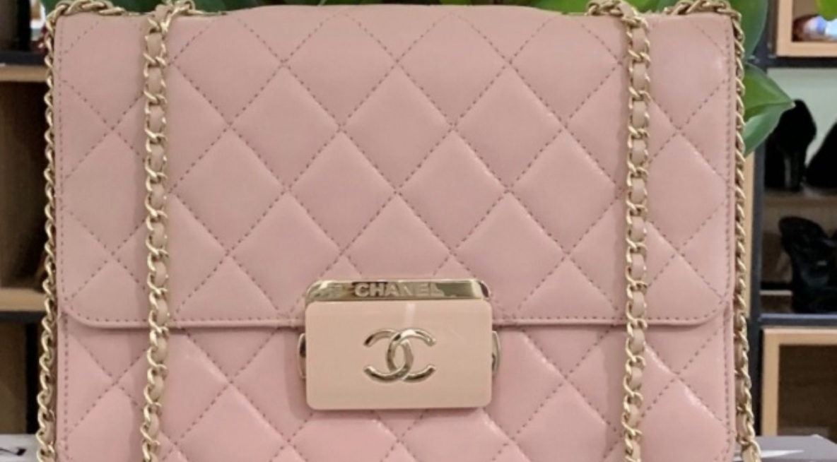 Site “Enjoei” deve restituir valor de bolsa da Chanel vendida como original