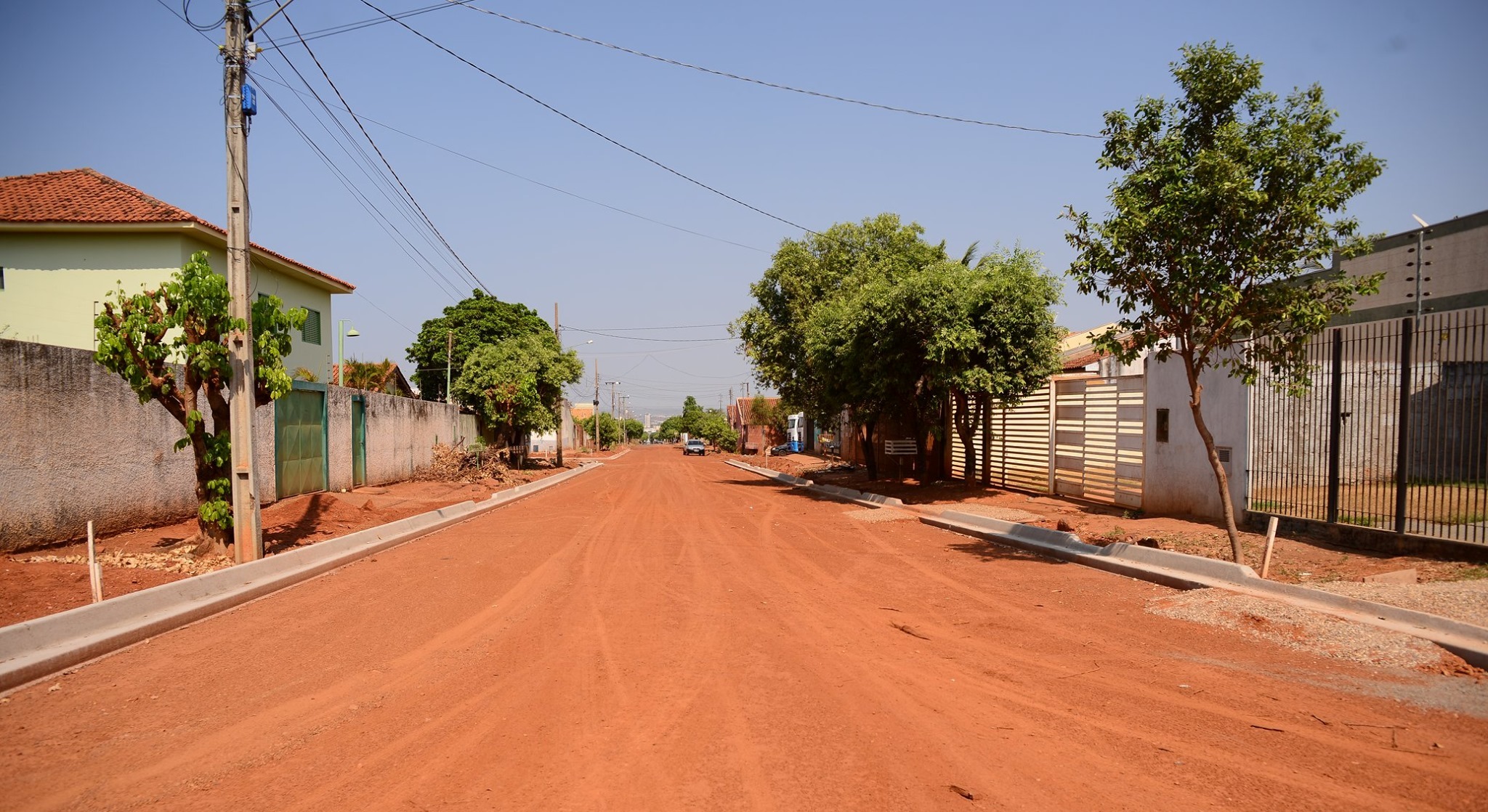 Após vários anos, ruas esquecidas recebem asfalto no bairro Cidade Alta