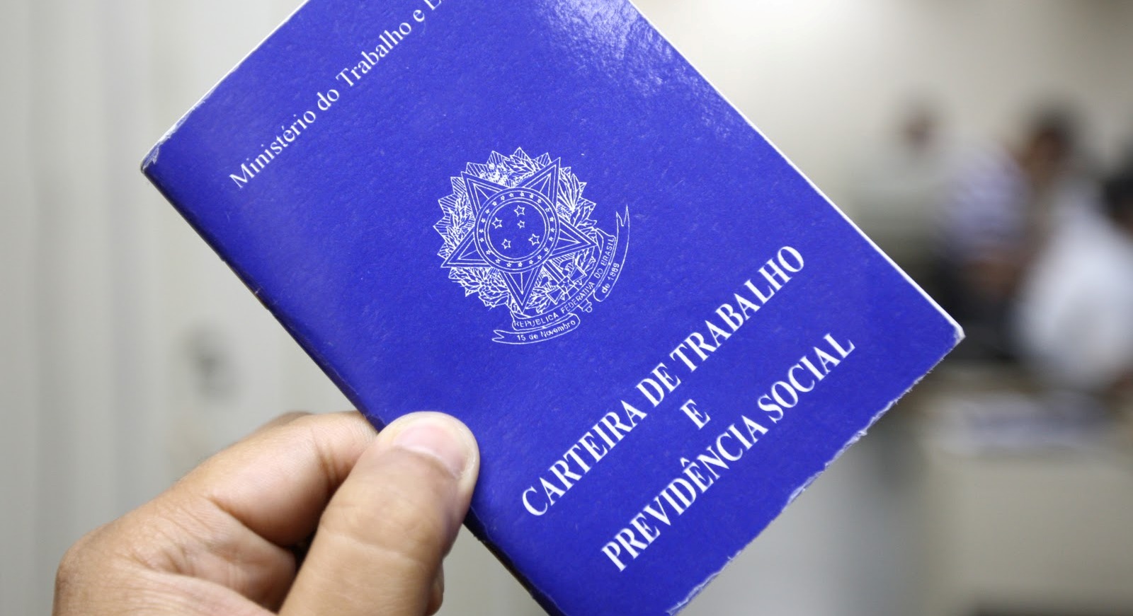 Emprego sem carteira assinada bate recorde em setembro, diz IBGE