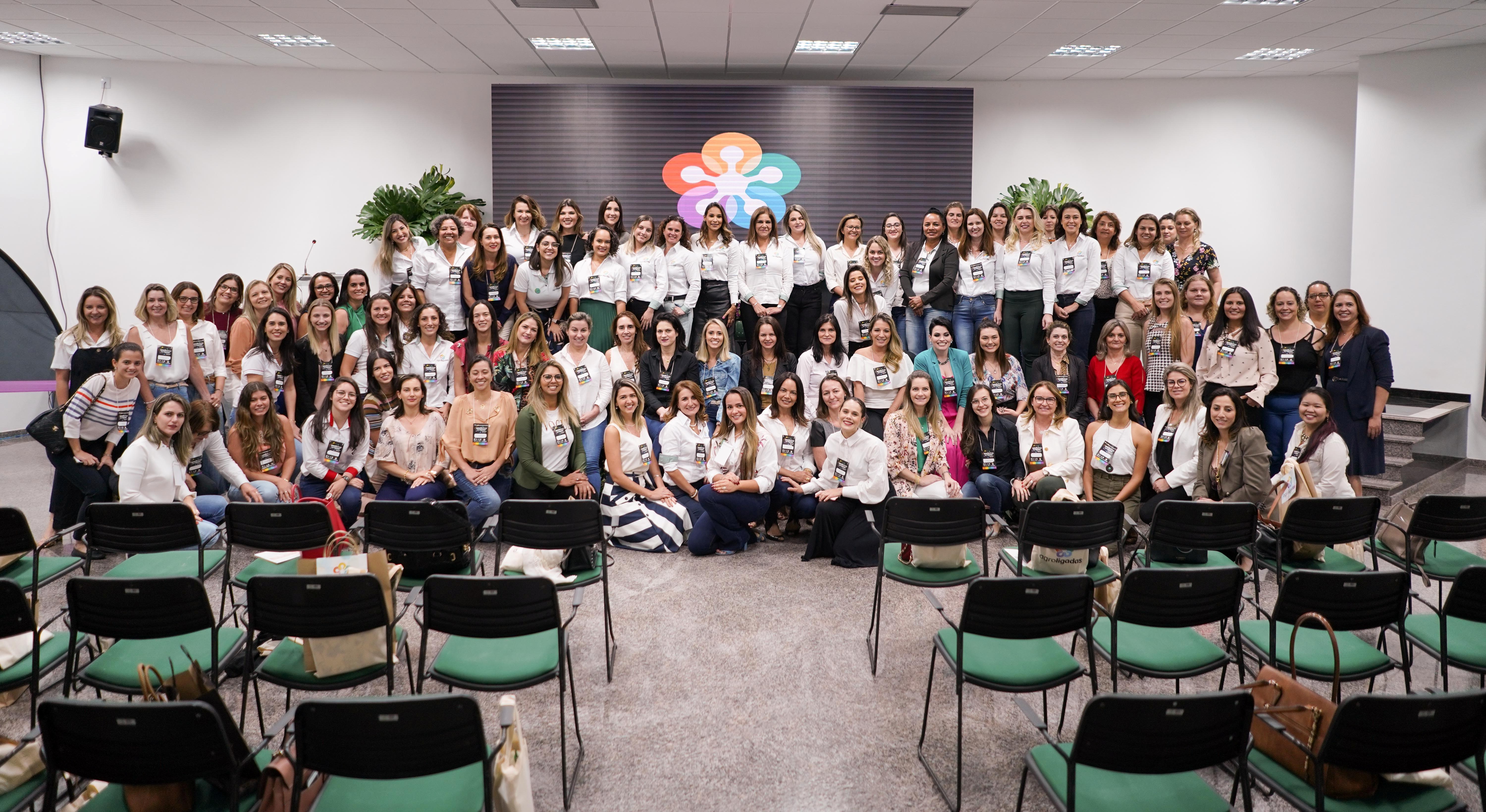 Evento reúne 150 mulheres para discutir formas de comunicação mais eficientes entre campo e cidade