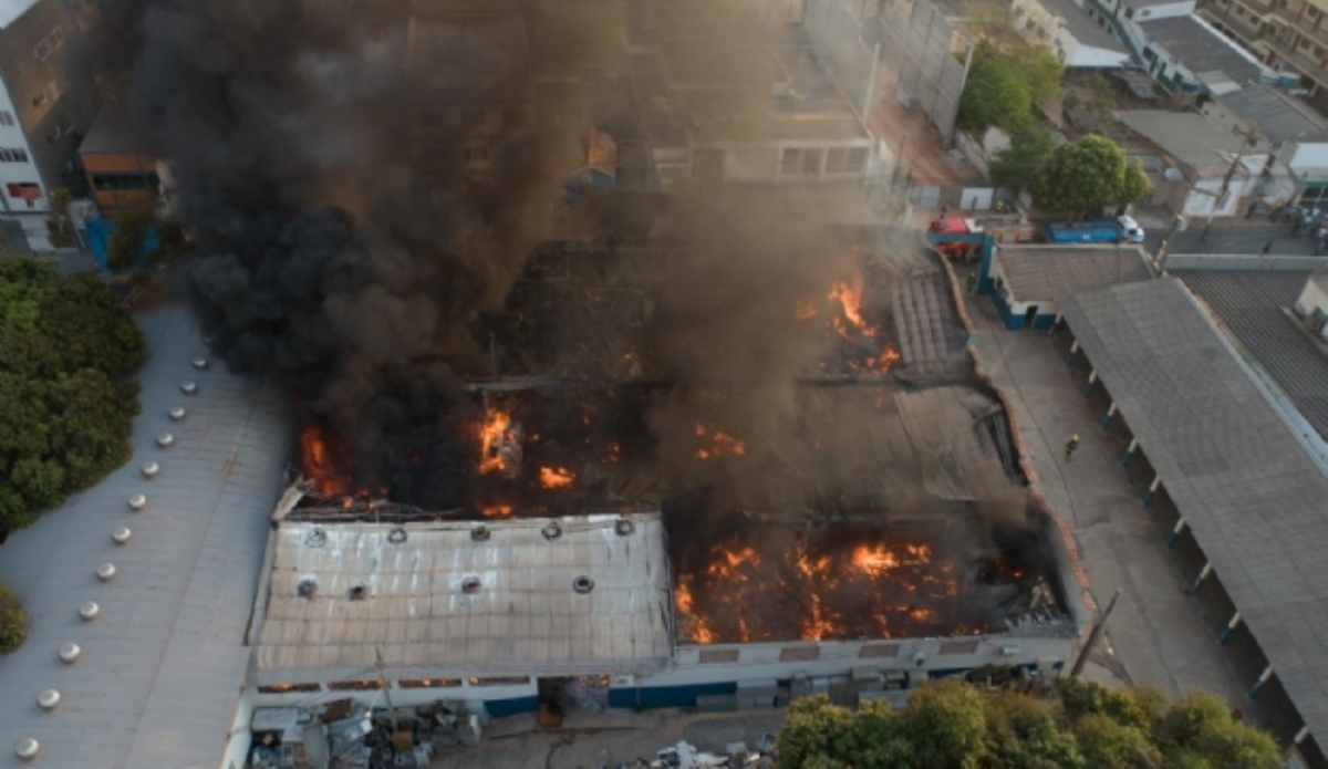 Incêndio de grandes proporções em prédio da Seduc destrói livros didáticos; veja vídeo