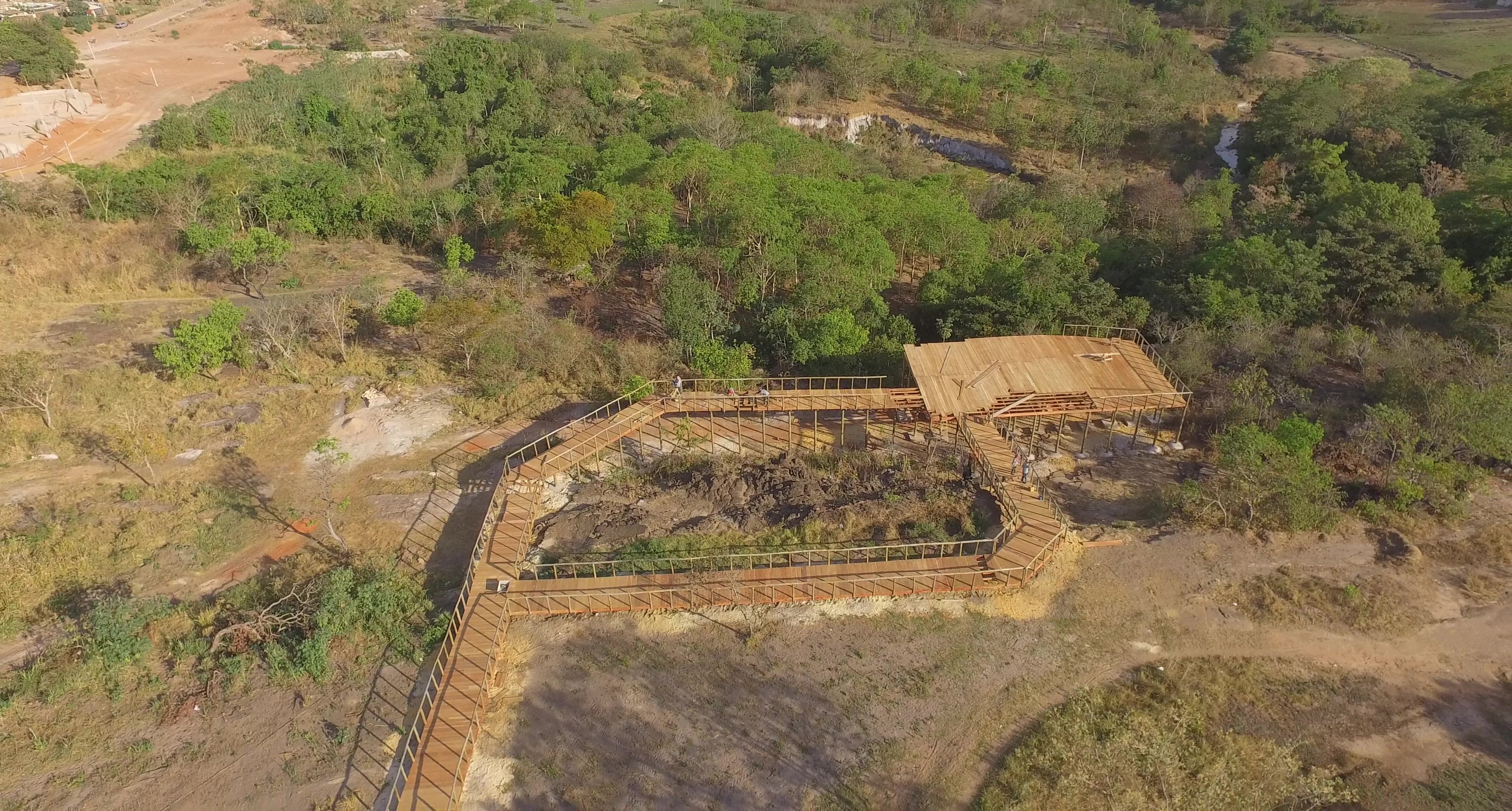 Obras no Parque Ecológico Escondidinho evoluem e o mirante já está sendo finalizado