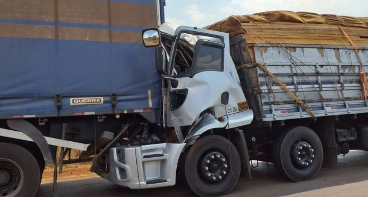Acidente entre carretas deixa uma pessoa morta e outra gravemente ferida em Alto Taquari