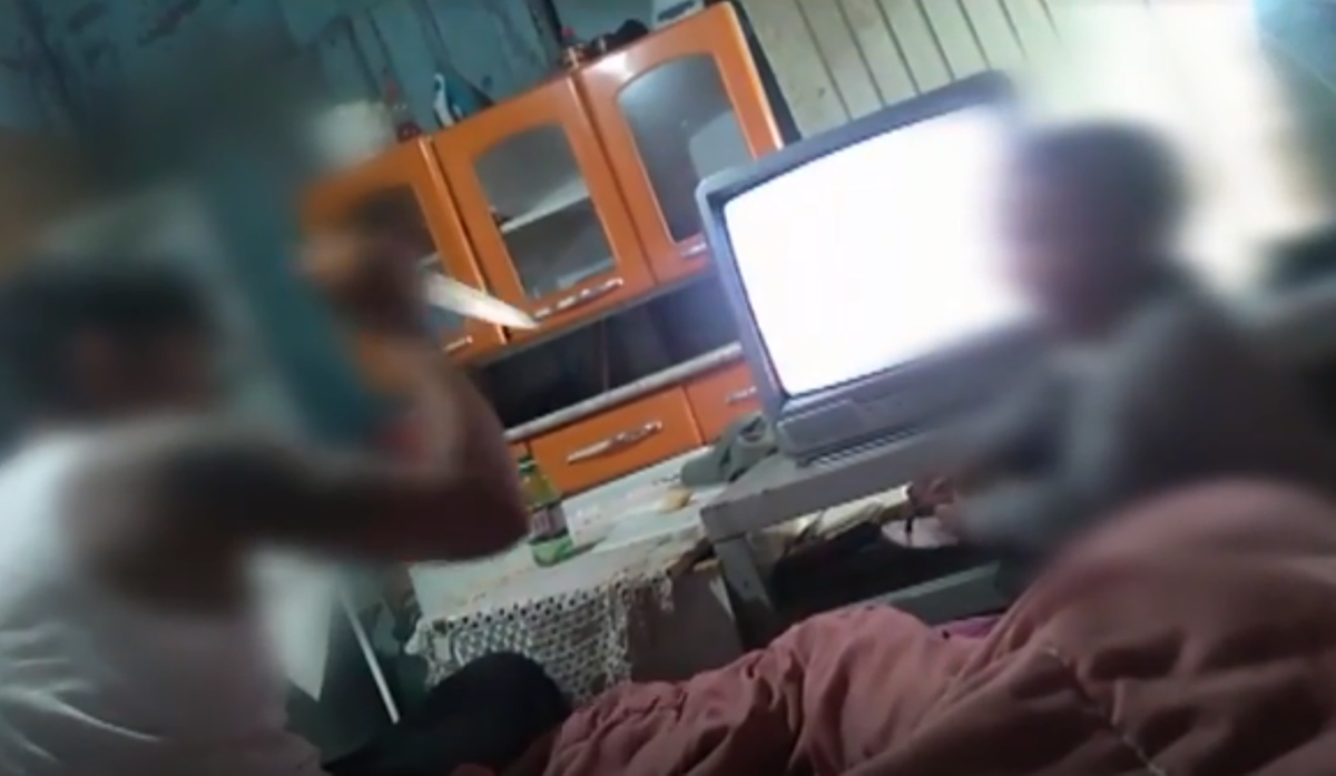 Homem ameaça menino de 3 anos com faca em SP; veja vídeo