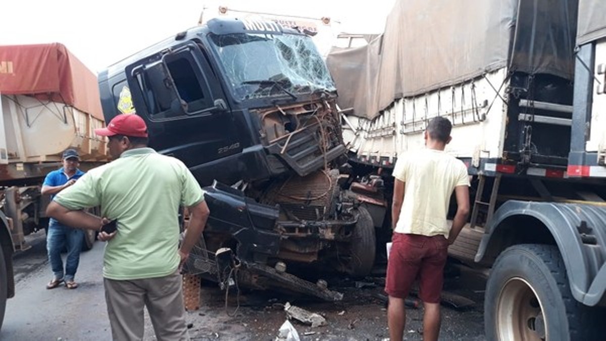 Carretas batem de frente em Nova Mutum e um dos motoristas morre no local
