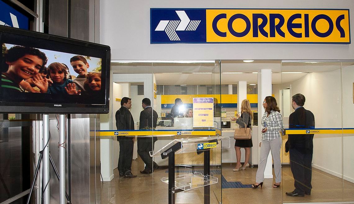 Funcionários dos Correios suspendem greve