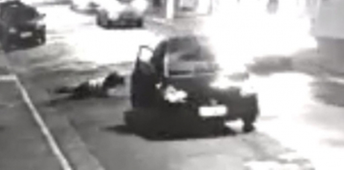 Jovem pula de carro após namorado espancá-la em Várzea Grande