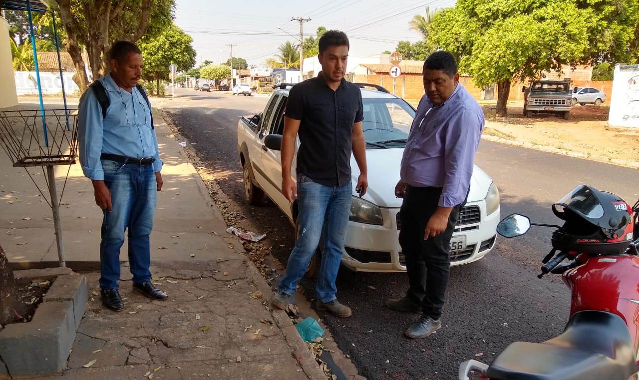 Vereador Vilmar Pimentel fiscaliza obra de microrrevestimento