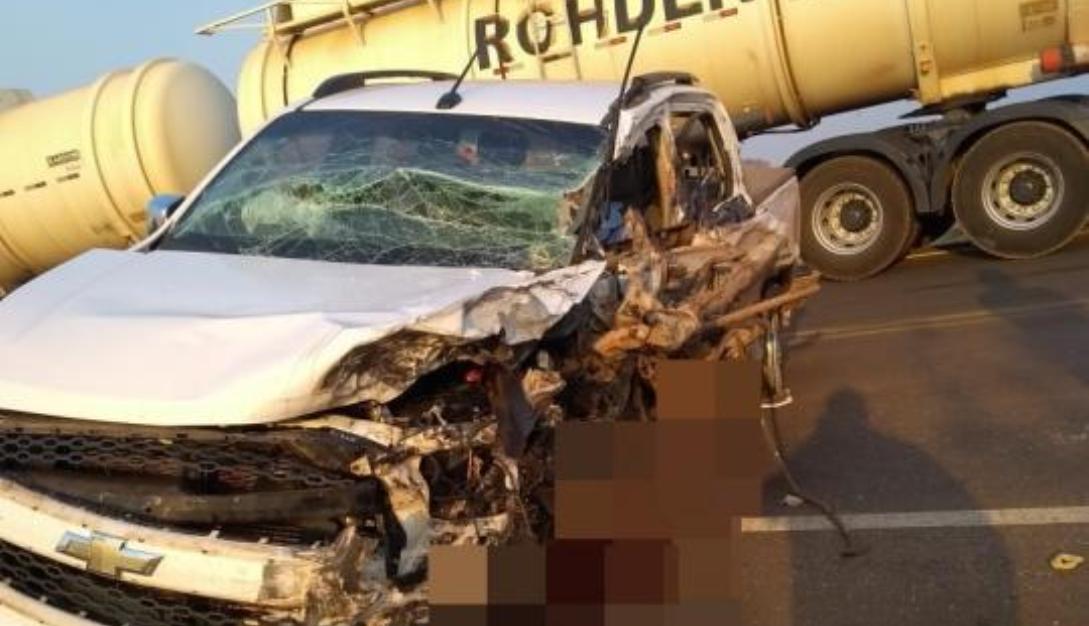 Fazendeiro morre após bater caminhonete contra carreta na BR-070