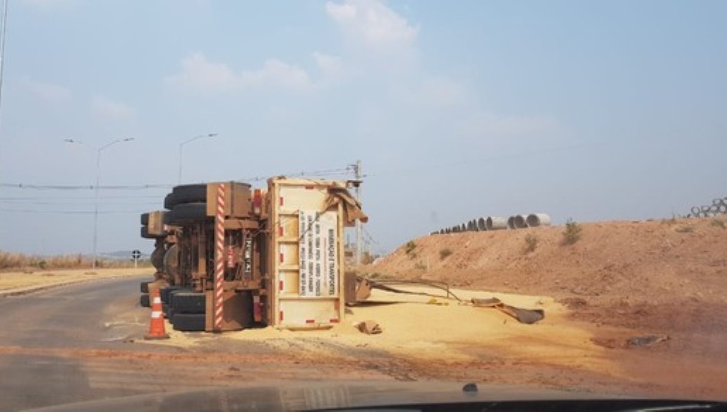 Caminhão tomba na Estrada da Guia e deixa pista parcialmente interditada em Cuiabá