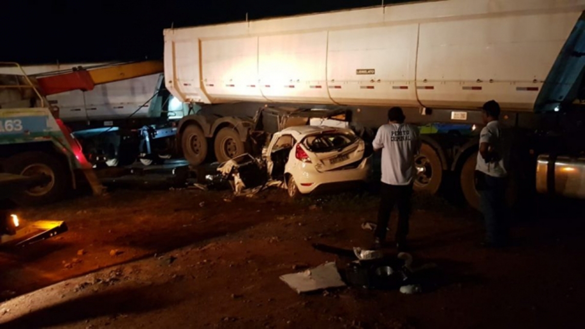 Acidente entre carreta e Fiesta deixa quatro pessoas gravemente feridas em Várzea Grande