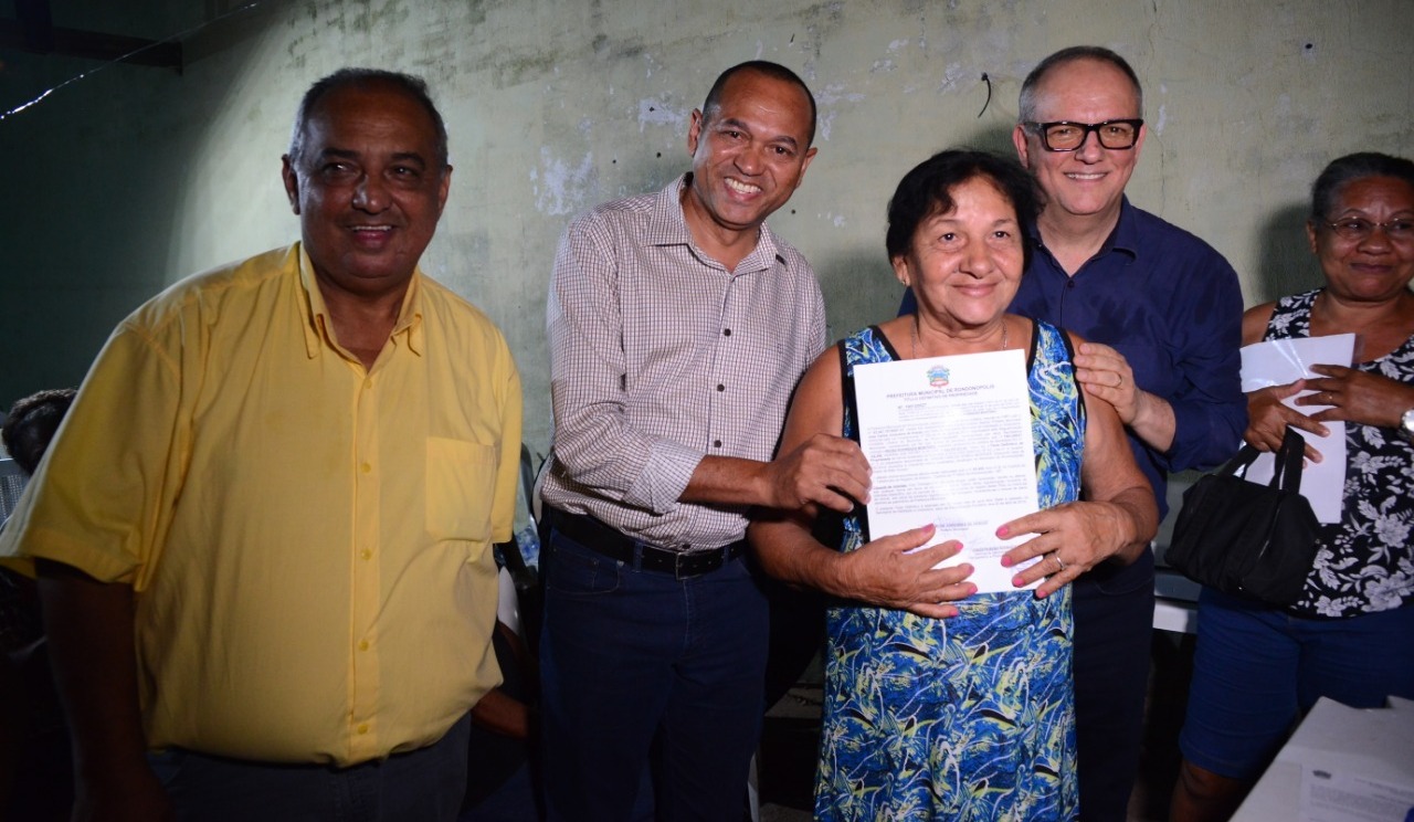 Moradores do Carlos Bezerra I comemoram recebimento de títulos definitivos