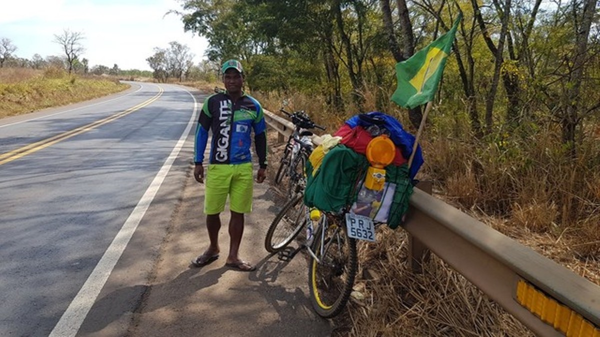 Mochileiro que viaja a América do Sul de bicicleta há 20 anos tem meio de transporte furtado ao passar por MT