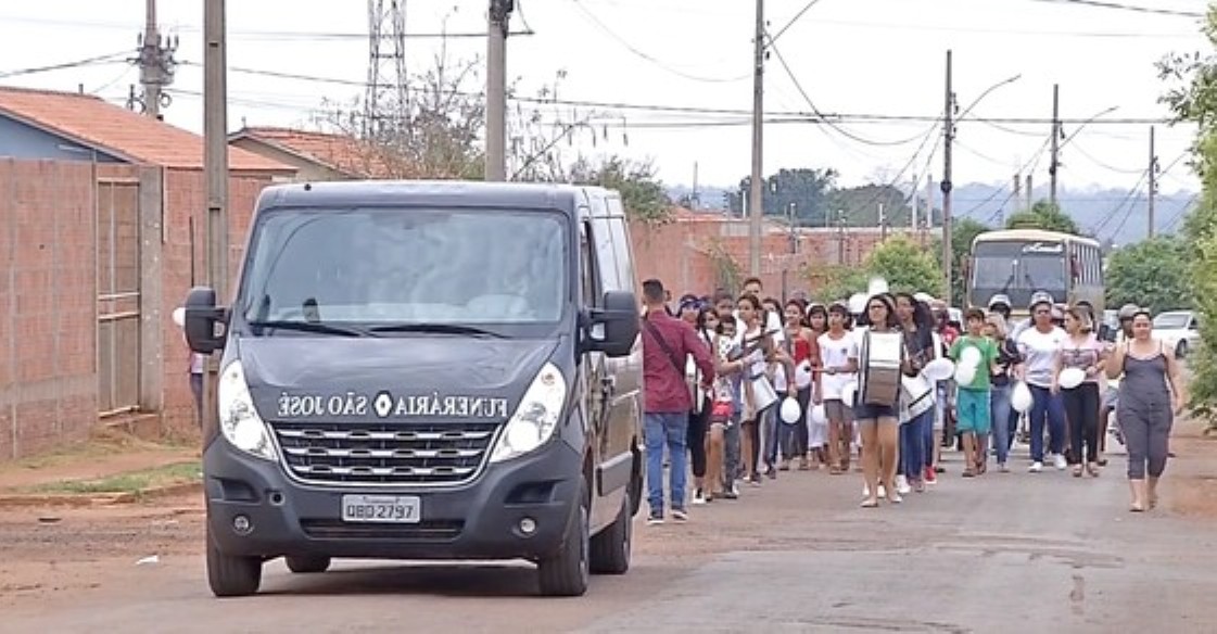 Alunos fazem ato em homenagem a colega de 12 anos que morreu ao cair de rede em Rondonópolis