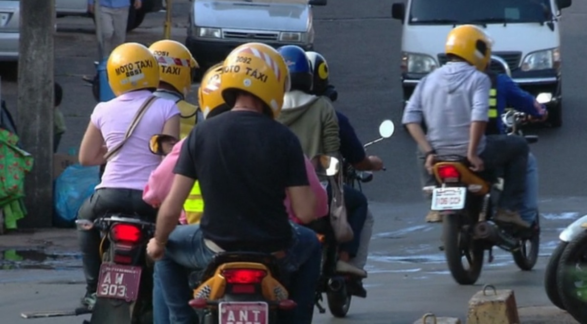 Taxistas e mototaxistas devem entregar a carteira profissional até dia 27