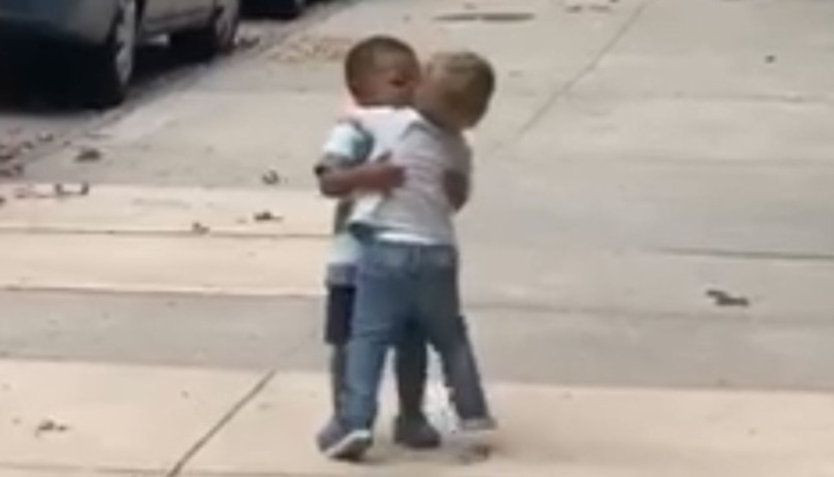 Vídeo de encontro e abraço entre meninos de 2 anos faz sucesso e vai parar na TV
