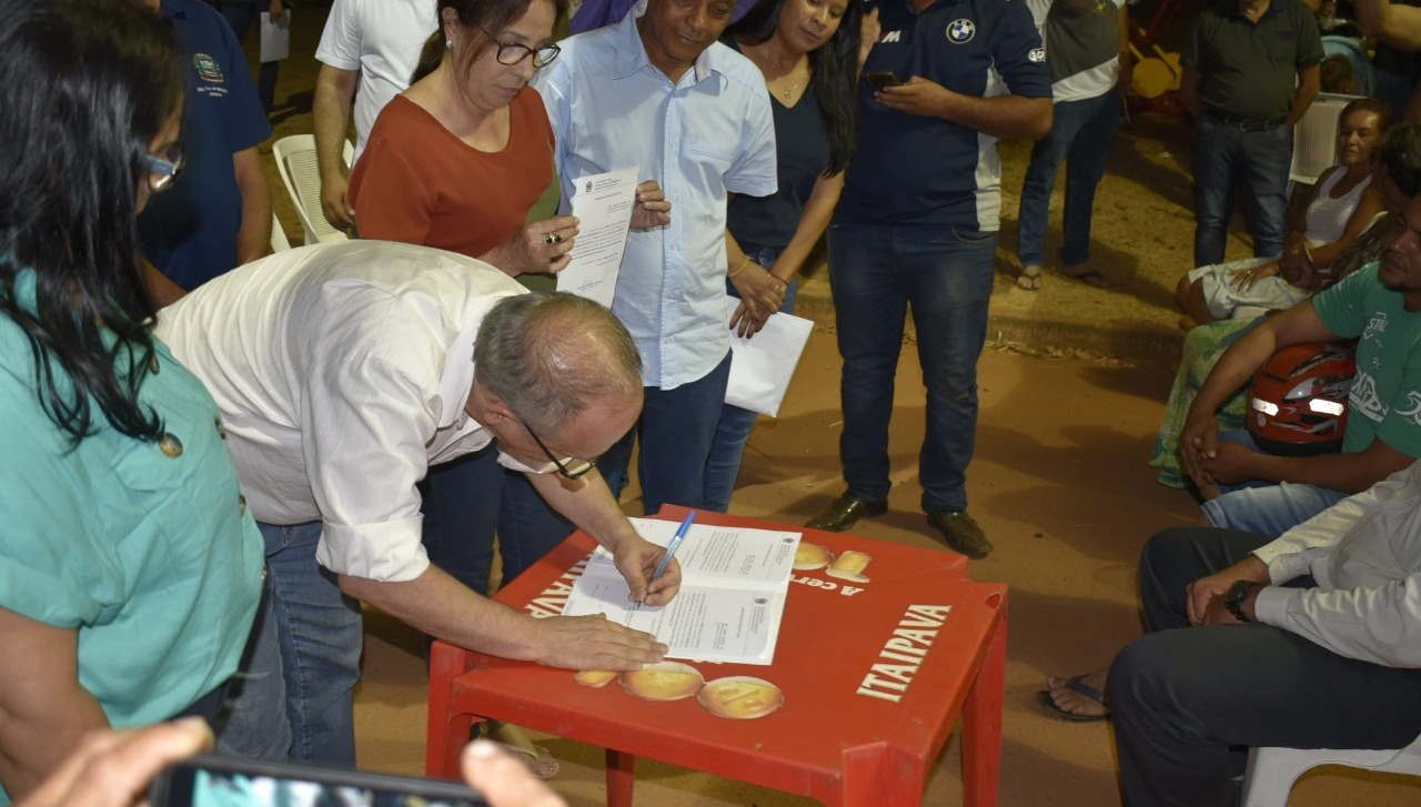 Prefeito assina ordem de serviço para construção de escola no bairro Alfredo de Castro