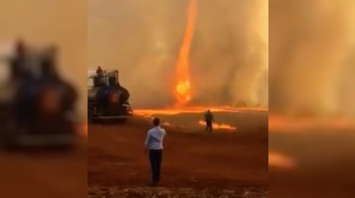 ‘Redemoinho de fogo’ se forma durante queimada em fazenda localizada em Goiás