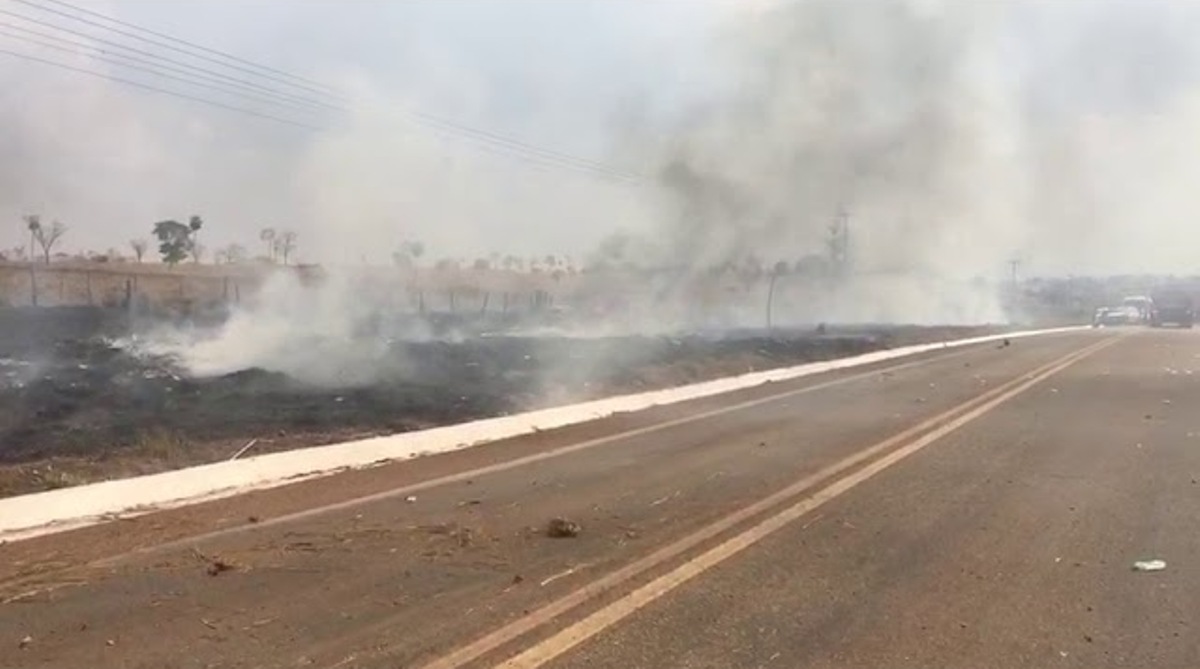 Carro capota e pega fogo após fugir de cerco policial próximo a Rondonópolis, na BR-364