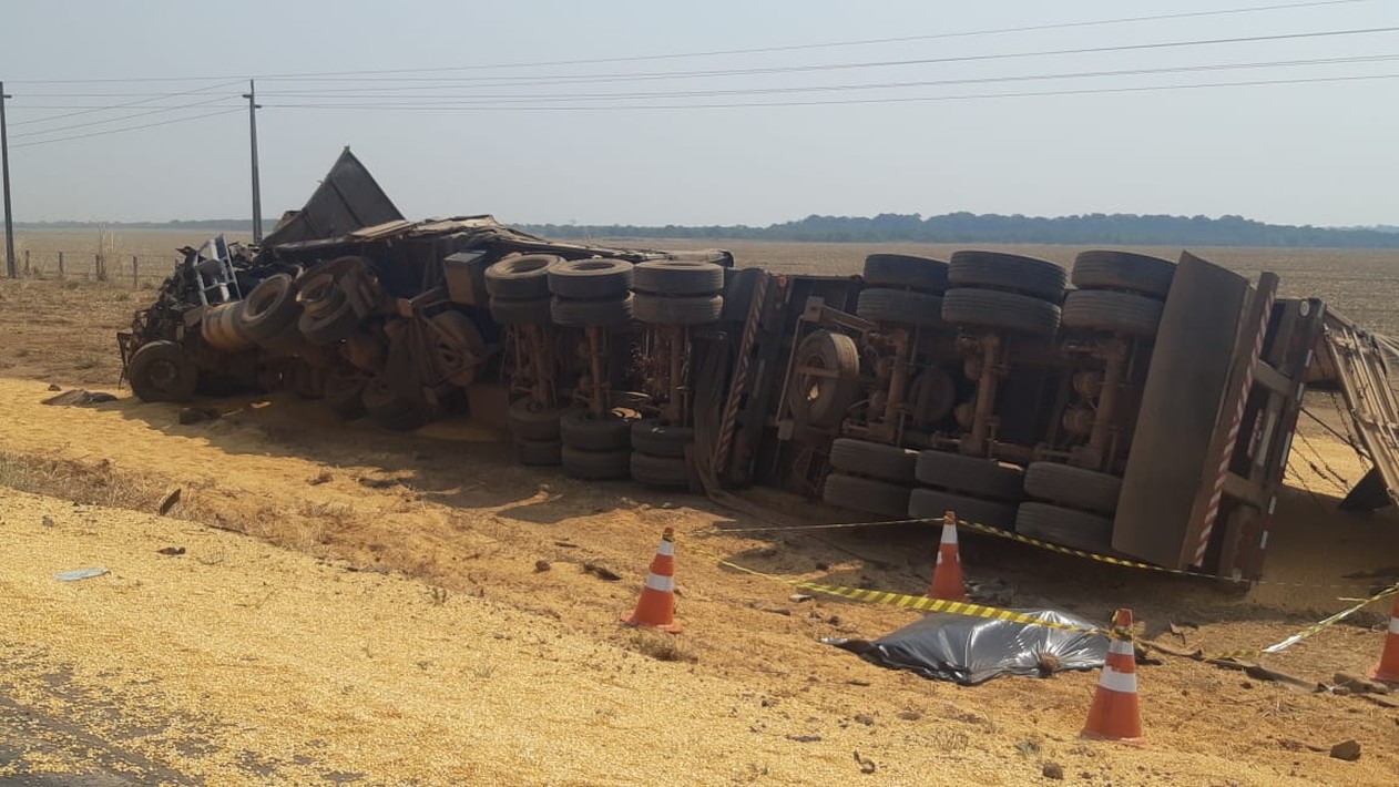 Acidente entre 3 carretas mata motorista e deixa carga esparramada em rodovia em Lucas do Rio Verde